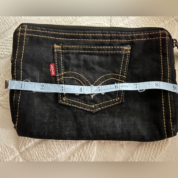 Levi's dark rinse denim pouch/bag/case with clsssic Levi’s front pocket. - Picture 3 of 4